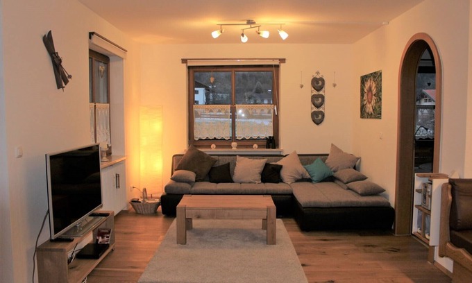 Ettenhausen Apartment | Ferienwohnung Geigelsteinblick, 85qm, OG, 2 Schlafzimmer, Kachelofen, Balkon