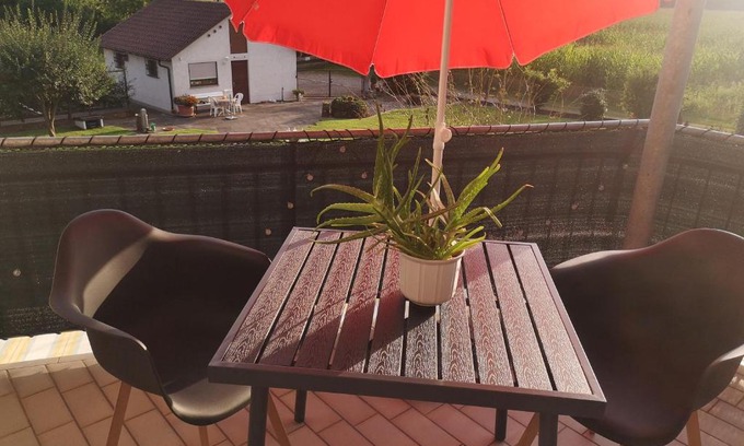 Wolpertswende Apartment | Ferienwohnung im Grünen, 10 km RV, 30 km Bodensee, Küche Bad Balkon