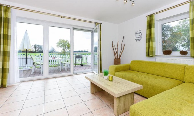 Esens Apartment | Ferienwohnung Muschel 1 mit Terrasse und Garten, Bensersiel