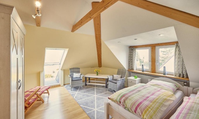 Altenwalde Apartment | Ferienwohnung Raffael 100 qm, 2 große Betten im Wohnzimmer
