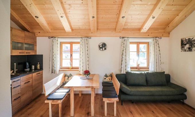 Bad Aibling Apartment | Ferienwohnung Rapunzel OG mit Balkon und 2 Schlafzimmer