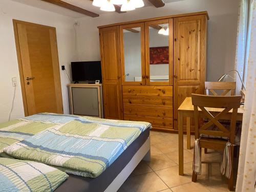Wilhelmsdorf House | Ferienzimmer Oelhaf Zimmer in Grau Self Check-In mit Key Tresore