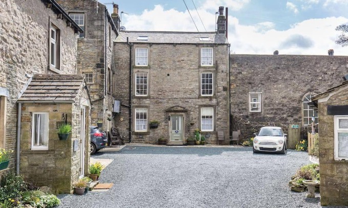 Grassington House | Fern Hse Grassington; central yet quiet & parking