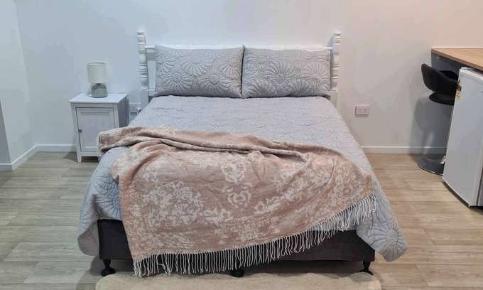 Pukehangi Apartment | Fern & Stars one bedroom StudionIdeal for short term stay in Rotorua