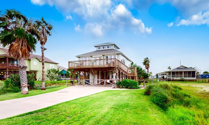 Rockport House | Festive Beach Retreat | Large Deck & Lovely Views | Walk 2 Blocks to the Gulf