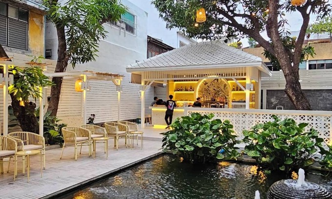 Wat Ratchabophit House | Feung Nakorn Balcony Rooms and Cafe