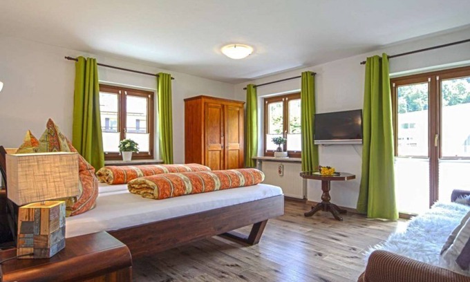 Konigssee Apartment | Fewo Jenner, 2-4 Personen, Balkon, zwei separate Schlafzimmer, Balkon