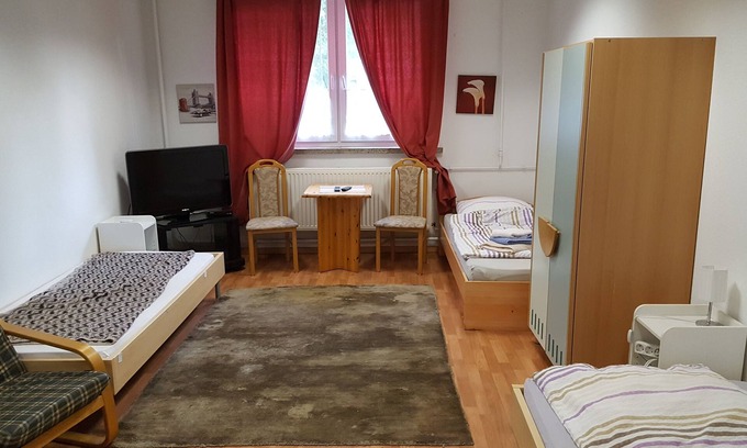 Neubeeren House | FEWO-NEUBEEREN 2 (2 rooms, 7 single beds)
