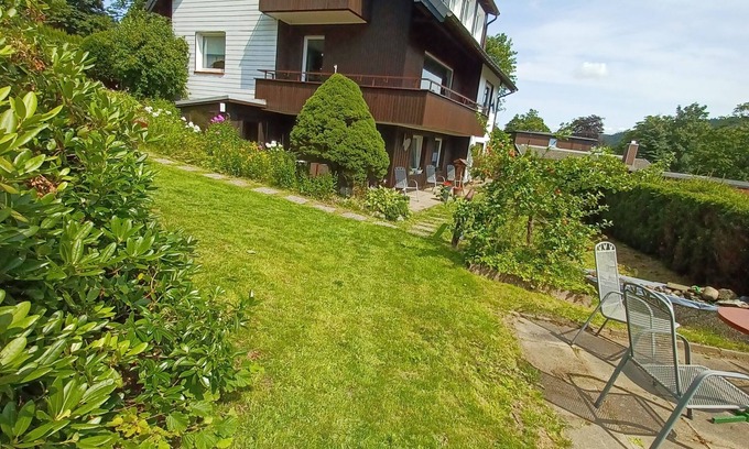 Hahnenklee Apartment | Fewo "walli" im Wanderparadies Harz. 2sz, Großes Wohnzimmer mit 65' TV, Balkon