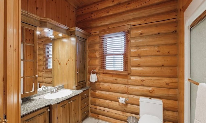 Fiddler Lake Resort House | Fiddler Lake Resort Chalet + Private Pool & Spa