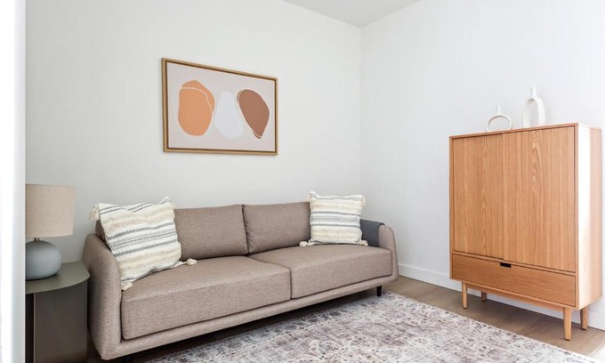 Financial District Apartment | FiDi studio w gym doorman wd nr Wall St NYC-981
