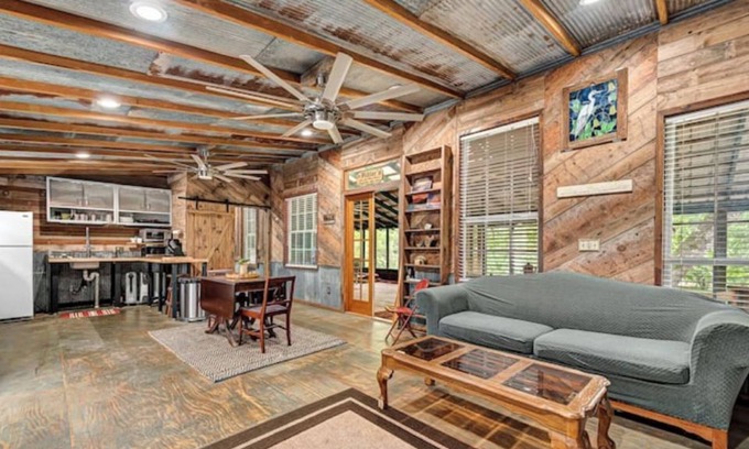 Siloam Springs Cabin | Fidler's Bend Green Cabin Riverfront Retreat