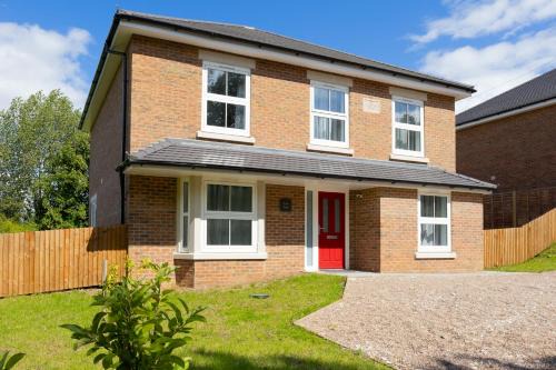 Winshill House | Field View- Amazing 5 bed, Great for contractors and families