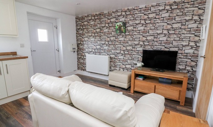 Llanybydder Cottage | FIELD VIEW, pet friendly, character holiday cottage in Llanybydder