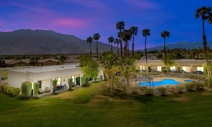 Palm Springs Condo | 🌈 FIESTA SIESTA! Gated🏡 End unit🍹 Mountain🌄 Golf🏌️‍♂️BBQ🍔 Fire Pit🔥Pool👙