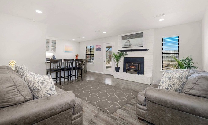 Fayetteville House | Fiesta Stay-Tons of Restaurants&Shops-Central Fay