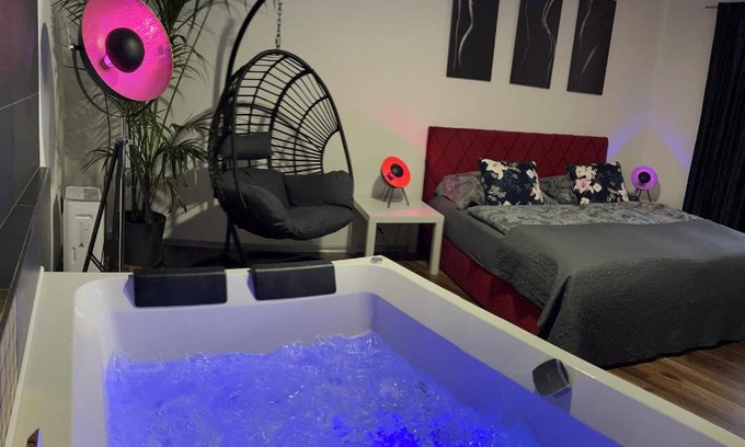 Jihlava Apartment | FiftyShades Apartmán s vířivkou