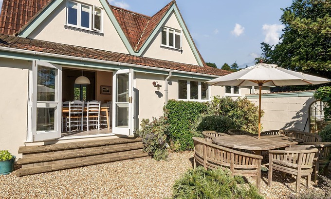 Shute House | Fig & Coach House that sleeps 6 guests in 3 bedrooms