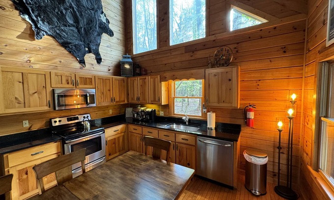 Epworth Cabin | FIGHTINGTOWN CREEK. WIFI/CABLE. Sleeps 8, PET FRIENDLY. nHOT TUB, Creekside dock