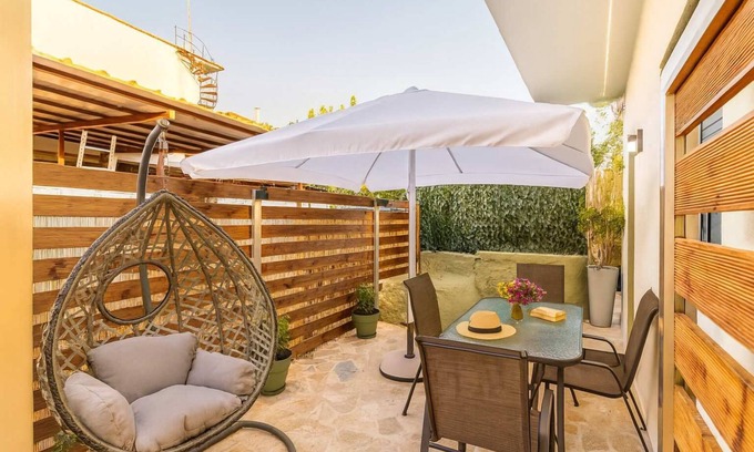 Filiatra Apartment | Filiatra Welcoming Hideaway - A Cozy Urban Escape