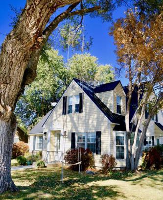 Heber House | Film-featured sleeps 18 hot tub fire pit decks