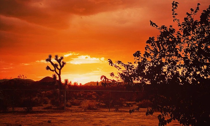 Yucca Valley House | Filmmakers House – Hot Tub, Stargazing, Deck with Desert View