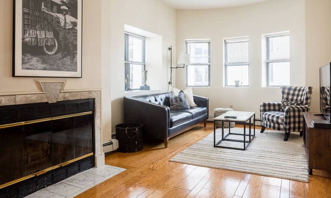 Boston Financial District Apartment | Financial District, close to Quincy Market, Aquarium & Seaport. 5min walk to public transportation.