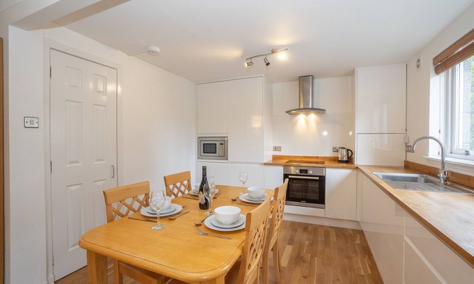 Aberdeen West End Apartment | ✪ Find Dwellcome Home ✪ Spacious 2 bed apartment King & Double