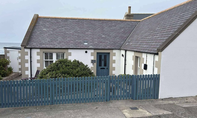 Buckie Cottage | Findochty Beach house - Private Garden-BeachFront