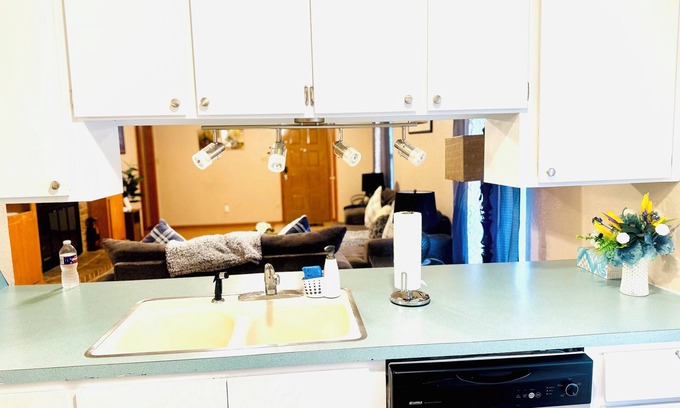 Lawton House | Finest 2-bedroom 2 bathroom house with WiFi and AC in fabulous Lawton