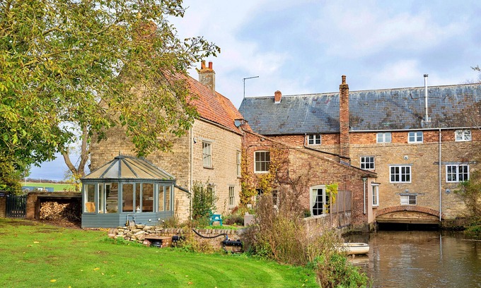 Thrapston House | Finest Retreats | Islip Mill House - Luxury Riverside Home