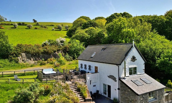 Eglwysbach House | Finest Retreats - Skyview Lodge