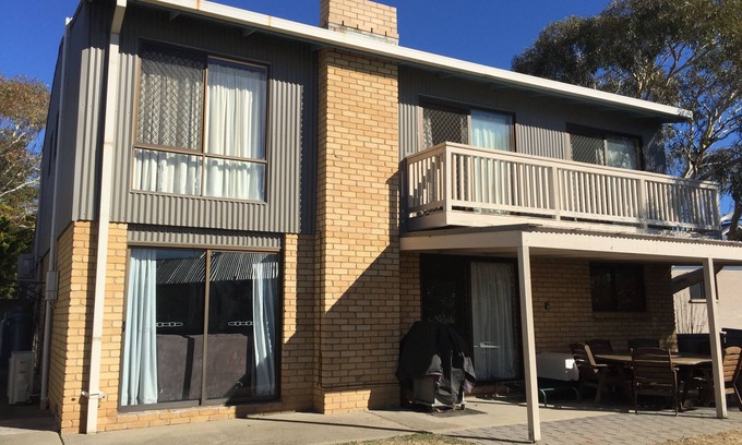 Jindabyne House | Fingal Snow:Internet,Jindabyne,Snowy mtns,ski,pets