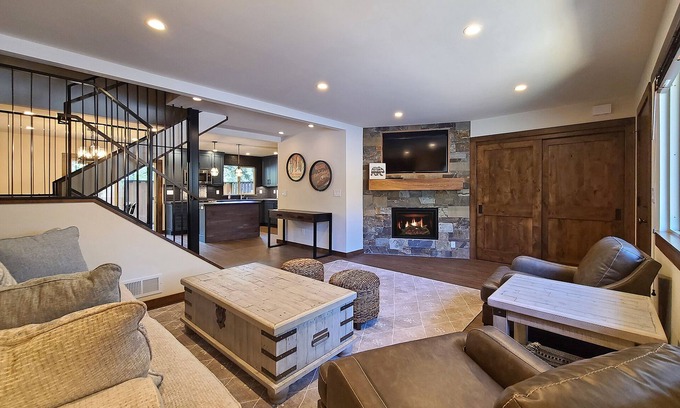Lake Forest Condo | Finn's Den - Luxury Condo - 3 bedroom, 2.5 bath-Pool & Walk to Lake