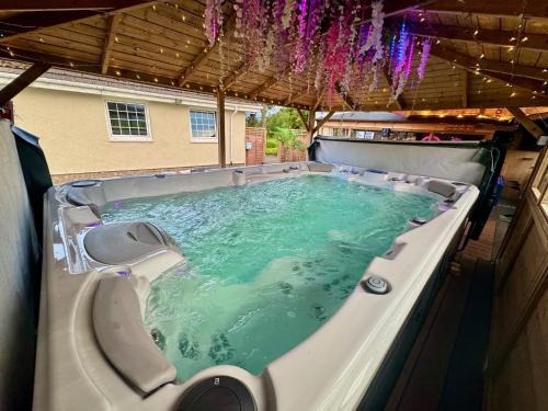 Glasgow House | FINN VILLAGE "Mountain View Cottage" Private Garden, 9-seater HOT TUB, Firepit & Pizza Stove