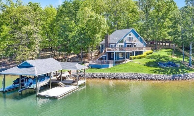 Huddleston House | Fire-Pit, Fireplace, Hot Tub, Pool Table, Dog Friendly, Kayaks & Paddleboards! Visit "American Dream