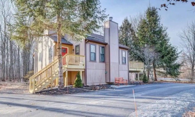 Long Pond House | Fire Pit/Grill/Fireplace/Kalahari water park/Mountain Creek Resort