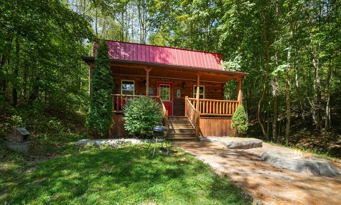 McArthur Cabin | Fireflies Hollow | Couples Cabin with a pond