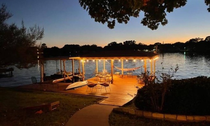 Granbury Cottage | Firefly Cottage - Lakefront Cottage with Huge Dock on Quiet Cove