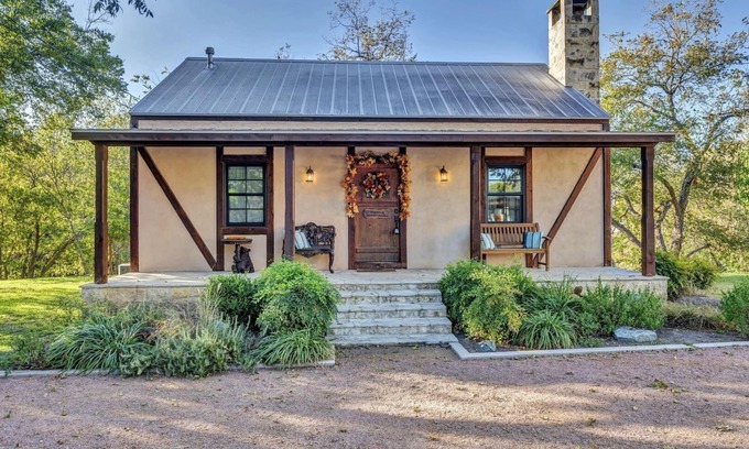 Fredericksburg Cabin | Firefly Guesthouse | Fireplace | Superb Location