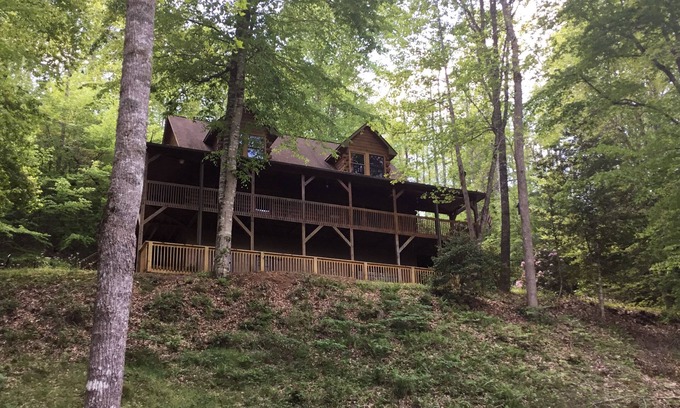 Franklin House | Fireman's DreamCabin 5 BR 3 Baths Beautiful Log Home with Starlink WiFi! Hot Tub