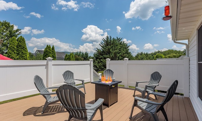 Keezletown House | Firepit, ping pong, jetted tub, and more! Minutes to JMU, Massanutten + SNP!
