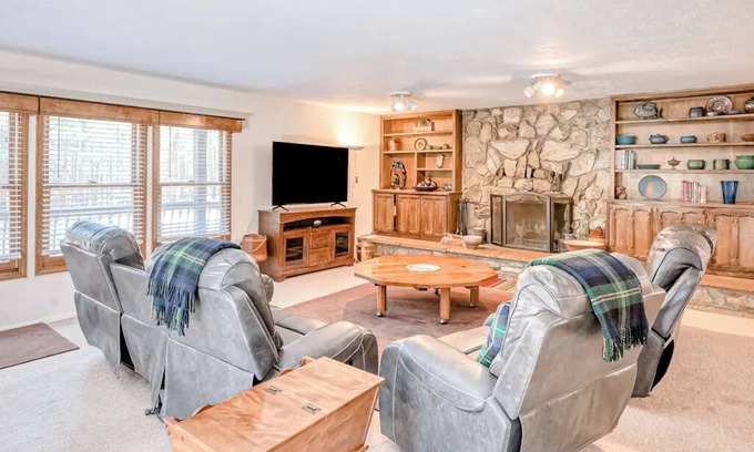 Angel Fire House | Fireplace | Pool Table | WiFi | Hot Tub | Deer Haven
