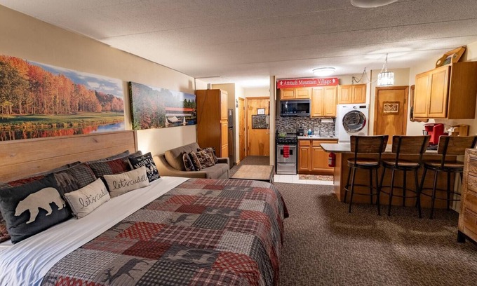Bartlett Apartment | Fireplaced Mountain King Suite w/Hot Tubs & Pools
