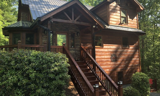 Blue Ridge Cabin | ♥ FIRESIDE CABIN - Rustic charm, yet luxurious & fun