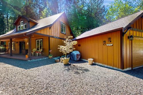 Hoodsport House | Fireside Escape at Lake Cushman