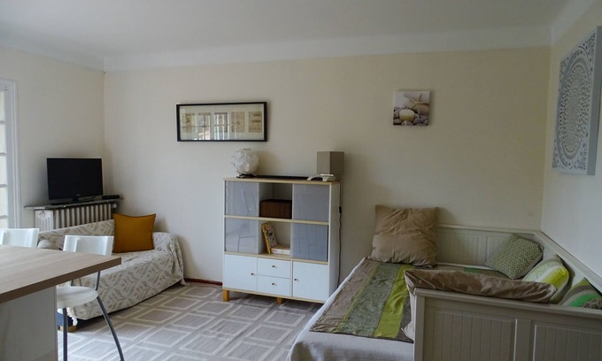 Le Pradet Apartment | First floor of a villa, south facing and self-catered studio close to the beach