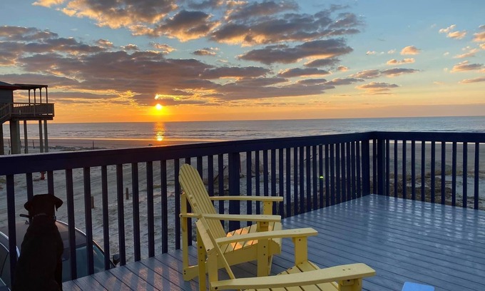 Acapulco Village House | First Row - Perfect Retreat for Relaxation and Cherished Memories!