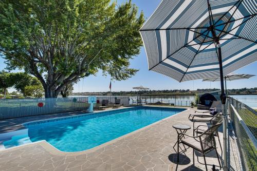 Moses Lake House | Fish, Swim, Relax Moses Lake Gem with Outdoor Oasis