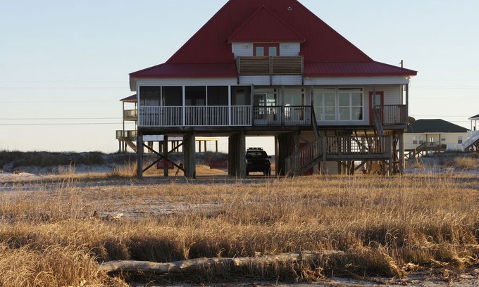 Dauphin Island House | Fish Tales - Boat Dock! 2 King Masters. Jacuzzi Tub. Private Beach. Pet Friendly
